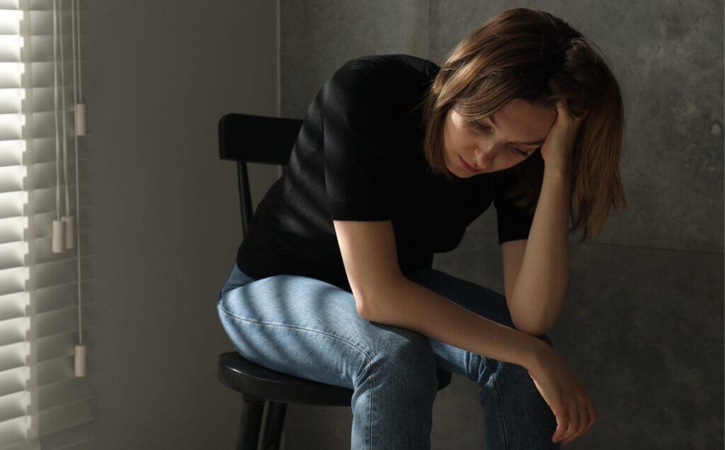 Woman experiencing the effects of oxycodone withdrawal.